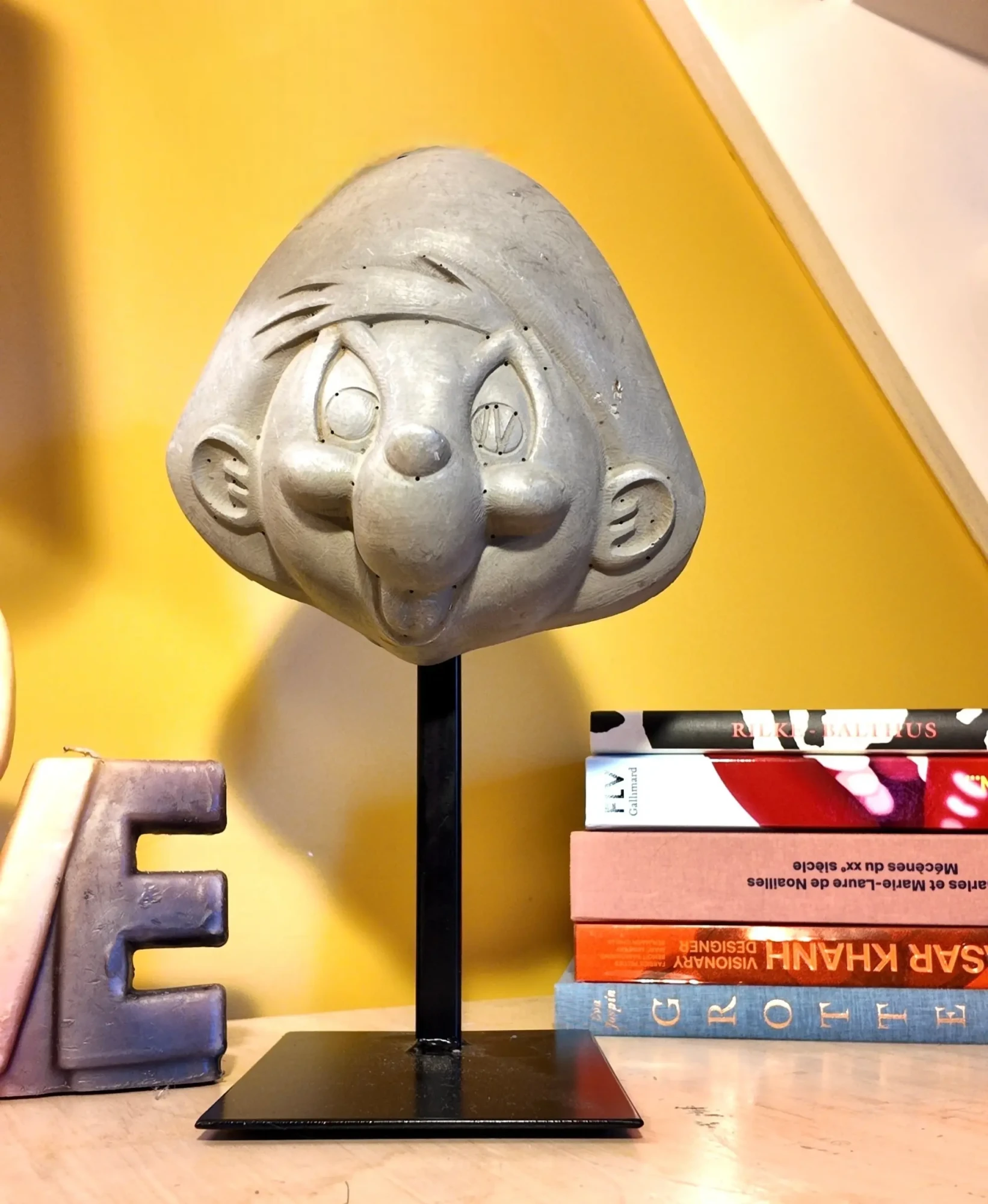 Moule original pour le masque de Speedy Gonzales monté sur son socle acier noir.